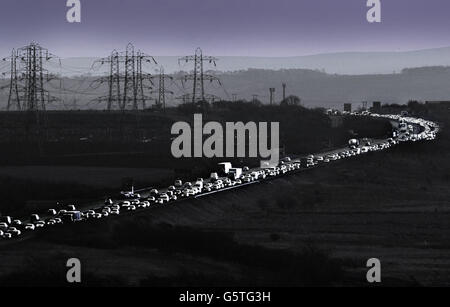 Warteschlangen an Fahrzeugen auf der Stadtumgehung von Edinburgh. Ein Bericht, Motoring Towards 2050, von der RAC Foundation, wird warnen, dass Straßengebühren auf etwa 10% des Netzes benötigt werden, um Verkehrsstaus Verschlimmerung zu stoppen. Es heißt, dass mehr Straßen, bessere öffentliche Verkehrsmittel, längerfristige Planung des Nahverkehrs und neue Kraftverkehrssteuern notwendig wären, um eine künftige Blockierung zu vermeiden. * 29/8/02: Die veröffentlichten Statistiken des Verkehrsministeriums haben ergeben, dass der Autoverkehr in Großbritannien zwischen 2000 und 2001 um rund 1.3 % und der Autoverkehr auf den Autobahnen um 1.6 % gestiegen ist. Umweltaktivisten reagierten Stockfoto