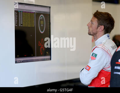 Der McLaren Mercedes-Fahrer Jenson Button überprüft die Tagenzeiten während der Tests in Circuito de Jerez, Jerez, Spanien. Stockfoto