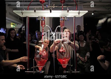 Helen Pynor und Professor Mike Schattock vom King's College, London, haben zwei schlagende Schweineherzen aufgestellt, um das Herzstück der Installation 'The Body is A Big Place' zu bilden, die Organtransplantationen und die zweideutigen Schwellen zwischen Leben und Tod im Rahmen der Ausstellung 'Oscillator' untersucht. Die Ausstellung konzentriert sich auf Bewegungen, Schwingungen und Zyklen um uns herum, in der Science Gallery im Trinity College, Dublin. Stockfoto