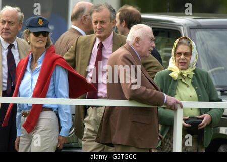 Queen Elizabeth II chattet mit Colonel Sir John Millar (rechts), mit Lady Penelope Romsey und Lord Romsey (Mitte) bei der Royal Windsor Horse Show, Windsor, Berkshire. Die Veranstaltung, die im Schatten der königlichen Residenz in Windsor Castle stattfand, wurde 2001 aufgrund des Ausbruchs der Maul- und Klauenseuche abgesagt. Stockfoto