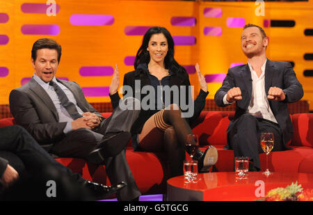 Mark Wahlberg, Sarah Silverman und Michael Fassbender während einer Aufnahme der Graham Norton Show in den London Studios im Zentrum von London. Stockfoto