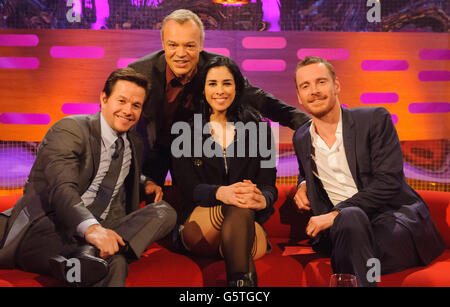 Mark Wahlberg, Sarah Silverman und Michael Fassbender mit Graham Norton während einer Aufnahme der Graham Norton Show in den London Studios im Zentrum von London. Stockfoto