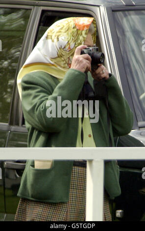 Queen Elizabeth II fotografiert die Kutschfahrt des Duke of Edinburgh auf der Royal Windsor Horse Show in Windsor, Berkshire. Die Veranstaltung, die im Schatten der königlichen Residenz in Windsor Castle stattfand, wurde 2001 aufgrund des Ausbruchs der Maul- und Klauenseuche abgesagt. Stockfoto