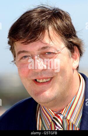 Schauspieler und Schriftsteller Stephen Fry bei einer Fotoschau auf dem Dach des Noga Hilton Hotels in Cannes, die seinen neuen Film "Bright Young Things" während der 55. Filmfestspiele von Cannes in Frankreich promotet. Stockfoto