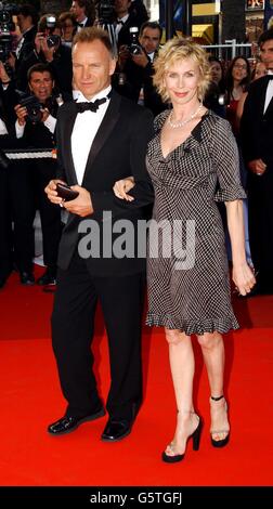 Sänger Sting und seine Frau Trudie Styler kommen zur Premiere von Mike Leighs neuem Film "All or Nothing" im Palais des Festivals während des 55. Filmfestivals in Cannes in Frankreich. Stockfoto