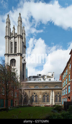 St Michael Cornhill, Kirche in der City of London, nach dem großen Brand von London wieder aufgebaut: Turm und südlichen Seitenschiff Stockfoto