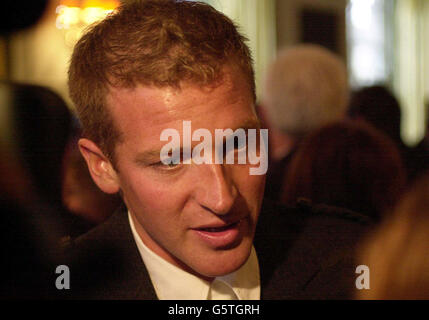 Die britische Olympiafahrerin Alain Baxter beim Royal Reception, Holyrood Palace, Edinburgh, veranstaltet von Königin Elizabeth II. Anlässlich ihres Goldenen Jubiläums. * 04/06/02 der britische Olympia-Skifahrer Alan Baxter, dem nach einem Drogentest seine olympische Bronzemedaille entzogen wurde, wurde heute von der Internationalen Skiföderation (FIS) bis Dezember 15 vom Wettbewerb ausgeschlossen Stockfoto