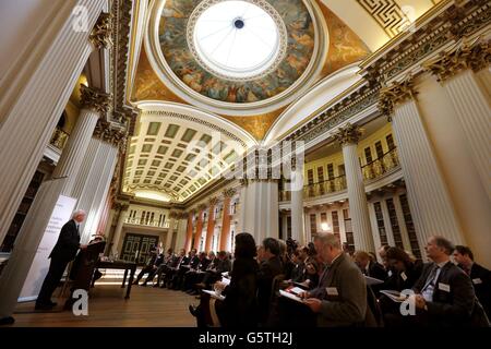 Generalanwalt Lord Wallace von Tankerness QC hält eine Rede während der Einführung des ersten Schottland-Analysepapiers der britischen Regierung in der Signet Library in Edinburgh. Stockfoto