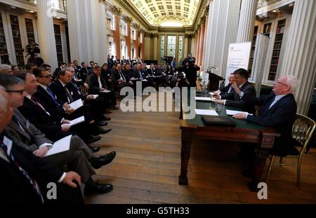 Generalanwalt Lord Wallace von Tankerness QC und der schottische Sekretär Michael Moore stellen Fragen während der Einführung des ersten Schottland-Analysepapiers der britischen Regierung in der Signet Library in Edinburgh. Stockfoto