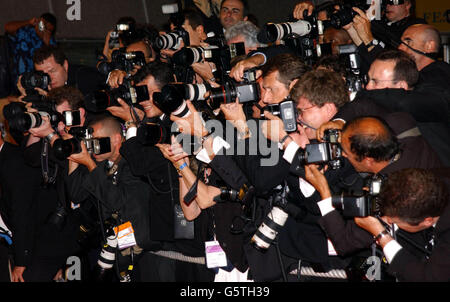 Die Fotografen warten, als Monica Bellucci bei der Premiere von "irreversibel" im Palais des Festivals während der 55. Filmfestspiele von Cannes ankommt. Stockfoto