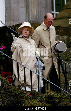 Die britische Königin Elizabeth II. Und der Herzog von Edinburgh kommen die Stufen des Holyrood Palace hinunter, um an der Gartenparty teilzunehmen. Die Königin ist am dritten Tag ihrer goldenen Jubiläumstour durch Schottland. Stockfoto