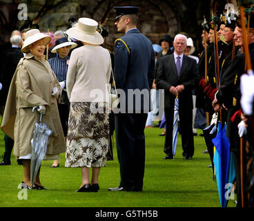 Die britische Königin Elizabeth II lächelt während der Royal Garden Party im Holyrood Palace in Edinburgh. Die Königin ist am dritten Tag ihrer goldenen Jubiläumstour durch Schottland. Stockfoto