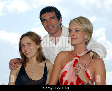 Der spanische Schauspieler Antonio Banderas mit den Schauspielerinnen Rebbecca Romijn-stamoset (rechts) und Rie Rasmussen während der Fotozelle für 'Femme Fatale' im Palais des Festivals während der 55. Cannes Festival. Stockfoto