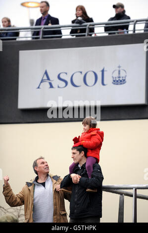 Pferderennen - Weihnachtstreffen - Tag Zwei - Ascot Racecourse. Rennfahrer auf der Ascot Racecourse Stockfoto