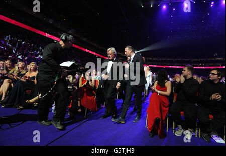 William Roache mit der Besetzung und der Crew von Coronation Street begeben sich auf die Bühne, um den Preis für das beste serielle Drama während der National Television Awards 2013 in der O2 Arena, London, zu erhalten. Stockfoto