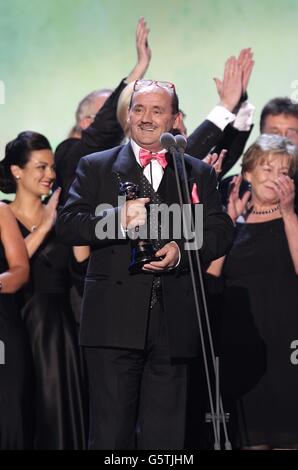 Brendan O'Carroll nimmt den Preis für die beste Situation Comedy für 'mrs Browns Boys' während der National Television Awards 2013 in der O2 Arena, London entgegen. Stockfoto