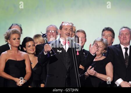 Brendan O'Carroll nimmt den Preis für die beste Situation Comedy für 'mrs Browns Boys' während der National Television Awards 2013 in der O2 Arena, London entgegen. Stockfoto