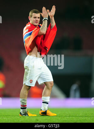 Jack Wilshere von Arsenal applaudiert den Fans nach dem Spiel während des Barclays Premier League-Spiels im Emirates Stadium, London. Stockfoto