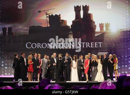 Die Besetzung und Crew von Coronation Street begeben sich auf die Bühne, um den Preis für das beste serielle Drama während der National Television Awards 2013 in der O2 Arena, London, zu erhalten. Stockfoto