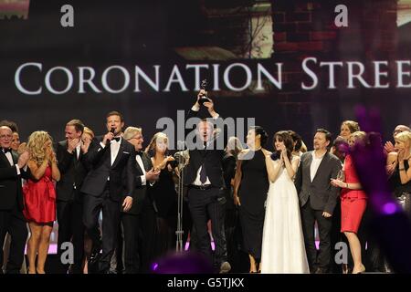 Die Besetzung und Crew von Coronation Street begeben sich auf die Bühne, um den Preis für das beste serielle Drama während der National Television Awards 2013 in der O2 Arena, London, zu erhalten. Stockfoto