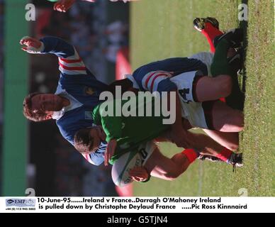 Rugby Union World Cup 1995 - Irland gegen Frankreich Darragh O'Mahoney Irland wird von Christophe Deylaud France abgerissen Stockfoto