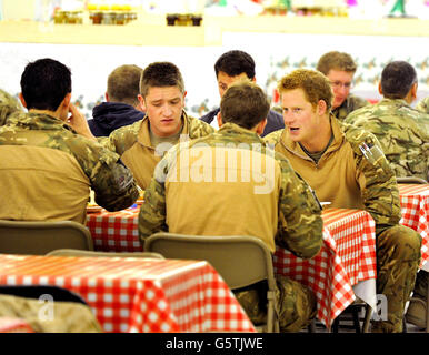 Prinz Harry oder einfach nur Captain Wales, wie er in der britischen Armee bekannt ist, mit Kollegen der Luftbesatzung im DFAC (Speiseeinrichtung), im Camp Bastion im Süden Afghanistans, wo er als Apache Helicopter Pilot/Gunner mit 662 SQD Army Air Corps dient, Ab September 2012 für vier Monate bis Januar 2013. 11/12/2012. Stockfoto