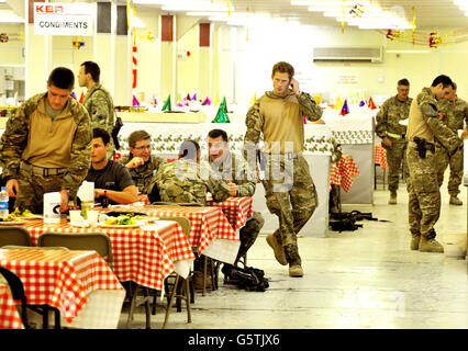 Prinz Harry oder einfach nur Captain Wales, wie er in der britischen Armee bekannt ist, mit Kollegen der Luftbesatzung im DFAC (Speiseeinrichtung), im Camp Bastion im Süden Afghanistans, wo er als Apache Helicopter Pilot/Gunner mit 662 SQD Army Air Corps dient, Ab September 2012 für vier Monate bis Januar 2013. 11/12/2012. Stockfoto