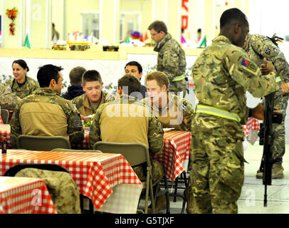 11/12/2012 Prinz Harry oder einfach nur Captain Wales, wie er in der britischen Armee bekannt ist, mit Kollegen Luftbesatzung in der DFAC (Dining Facility), in Camp Bastion südlichen Afghanistan, wo er als Apache Helicopter Pilot / Gunner mit 662 SQD Army Air Corps dient, Ab September 2012 für vier Monate bis Januar 2013. Stockfoto