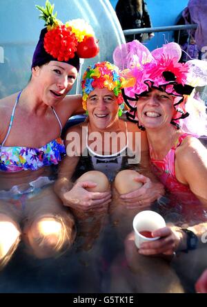 Die Teilnehmer wärmen sich nach ihrem Schwimmrennen bei den alle zwei Jahre stattfindenden UK Cold Water Championships im Tooting Bec Lido im Südwesten Londons in einem Whirlpool auf. Stockfoto