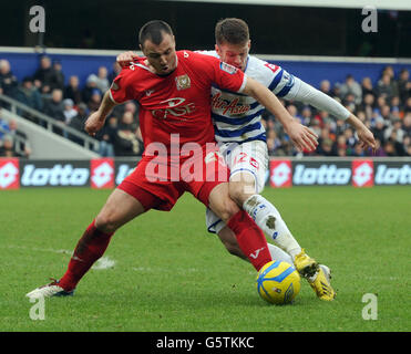 Fußball - FA Cup - vierte Runde - Queens Park Rangers gegen Milton Keynes Dons - Loftus Road. MK Dons' Anthony Kay und QPR's Jamie Mackie während des Spiels der vierten Runde des FA Cup in der Loftus Road, London. Stockfoto