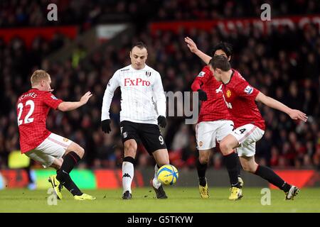 Fußball - FA Cup - vierte Runde - Manchester United gegen Fulham - Old Trafford. Fulhams Dimitar Berbatov (Mitte) tritt gegen Paul Scholes (links) und Phil Jones (rechts) von Manchester United an Stockfoto