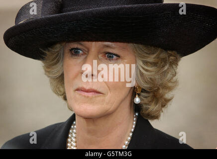 Camilla Parker Bowles, die langjährige Gefährtin des Prince of Wales, verlässt Westminster Abbey nach dem Gedenkgottesdienst von Prinzessin Margaret in London. Prinzessin Margaret, die jüngere Schwester der britischen Königin Elisabeth II., starb am 9. Februar im Alter von 71 Jahren. Stockfoto