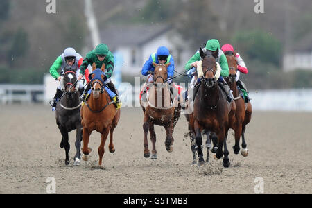 Camachoice von Adam Kirby (rechts) Gewinner des Buches Tickets Für Racing Plus Chase Day Handicap Stakes Stockfoto