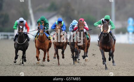 Camachoice von Adam Kirby (rechts) Gewinner des Buches Tickets Für Racing Plus Chase Day Handicap Stakes Stockfoto