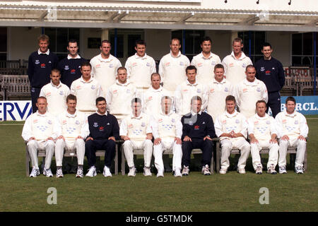 Sussex County Cricket Team in Hove. HINTERE REIHE VON LINKS NACH RECHTS: Stuart Osborne (Physio), James Carmichael (Physio), Paul Havell, Jamie Carpenter, Billy Taylor, Bas Zuiderent, Paul Hutchison, Rob Harley (Fitness Consultant). MITTLERE REIHE: Carl Hopkinson, Mark Davis, Matt Prior, Tim Ambrose, will House, Dominic Clapp, Michael Yardy. ERSTE REIHE: Jason Lewry, Robin Martin-Jenkins, Mark Robinson (Asst Coach), James Kirtley, Chris Adams (Captain), Peter Moores (Cricket Manager), Murray Goodwin, Tony Cottey, Richard Montgomerie. Stockfoto