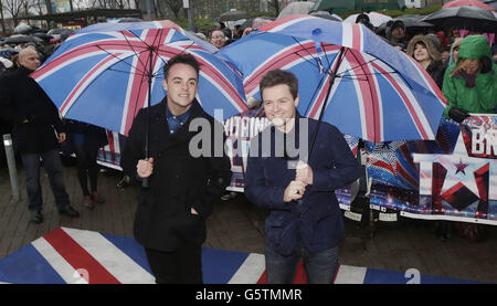 Anthony McPartlin und Declan Donnelly kommen bei den britischen Got Talent Vorsingen im Clyde Auditorium in Glasgow, Schottland an. Stockfoto