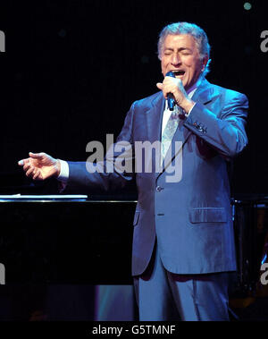 Sänger Tony Bennett tritt während einer Nacht im Apollo auf, als Teil einer Wählerregistrierung und eines Benefizkonzerts im Apollo Theater in New York City. Das US-Demokratische Nationalkomitee sponserte die Show. Stockfoto