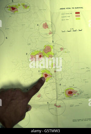 Eine Karte von Großbritannien wurde im Public Records Office in Kew, London, veröffentlicht. Die Karte, die auf das Jahr 1954 zurückgeht, zeigt die Möglichkeiten nuklearer Angriffe und des Überlebens im Vereinigten Königreich. Stockfoto