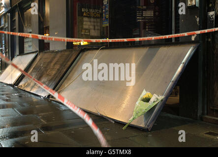 Blumen hinterließen eine Szene außerhalb des Camden Road William Hill Wettbüros, nachdem ein Mann von einem fallenden Schild getötet wurde. Stockfoto