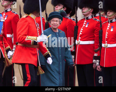 Die britische Königin Elizabeth II. Lächelt, als sie schottische Wachen im Schloss Windsor inspiziert, bevor sie als Oberst des Regiments sowohl dem 1. Bataillon als auch der F Company, dem früheren 2. Bataillon, neue Farben präsentierte. *... Die neuen Farben tragen die neuesten Kampfehren der Schotten-Garden und sind gestickt: Golf 1991. Stockfoto