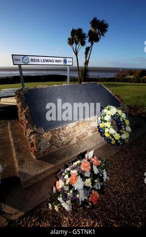 Der Gedenkstein an der Küste von Hunstanton ist jenen gewidmet, die während der großen Überschwemmungen, die am 31. Januar 1953 die Ostküste heimsuchten, ihr Leben verloren haben. Stockfoto