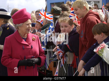 Die britische Königin Elizabeth II. Begrüßt am ersten Tag ihrer landesweiten Golden Jubilee-Tour, die mit einem zweitägigen Besuch im West Country beginnt, am Hafen von Falmouth. * in den kommenden Wochen wird der 76-jährige Monarch alle Regionen Englands, Schottlands, Wales und Nordirlands besuchen. Stockfoto