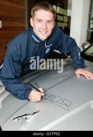 Liverpool und England Stürmer Michael Owen fügt seine Unterschrift auf die Motorhaube eines Jaguar Autos Liverpool FC Trainingsgelände Melwood, um Mittel für die Diana Prinzessin von Wales Kinderhupital in Birmingham zu sammeln. Stockfoto