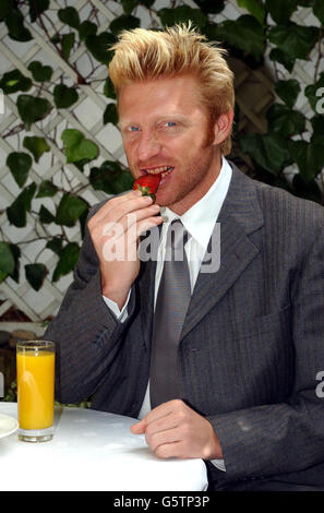 Der deutsche Tennisspieler Boris Becker im Halycon Hotel in London, wo angekündigt wurde, dass er bei den Wimbledon Championships 2002 in das BBC Sport Kommentarteam aufgenommen wird. Stockfoto