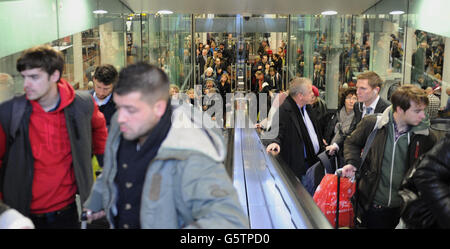 Passagiere steigen an der Station St. Pancras in London in einen Eurostar-Zug Richtung Paris ein. Stockfoto