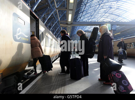 Passagiere steigen an der Station St. Pancras in London in einen Eurostar-Zug Richtung Paris ein Stockfoto