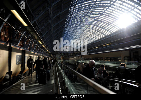 Passagiere steigen an der Station St. Pancras in London in einen Eurostar-Zug Richtung Paris ein. Stockfoto