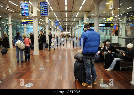 Passagiere steigen in einen Eurostar-Zug in Paris am Bahnhof Saint Pancras ein, London PRESS ASSOCIATION Photo. Bilddatum: Donnerstag, 31. Januar 2013. Bildnachweis sollte lauten: Anthony Devlin/PA Wire Stockfoto