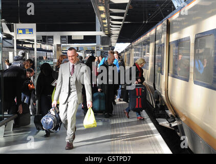 Passagiere steigen an der Station St. Pancras in London in einen Eurostar-Zug Richtung Paris ein Stockfoto