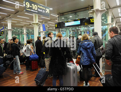 Passagiere steigen in einen Eurostar-Zug in Paris am Bahnhof Saint Pancras ein, London PRESS ASSOCIATION Photo. Bilddatum: Donnerstag, 31. Januar 2013. Bildnachweis sollte lauten: Anthony Devlin/PA Wire Stockfoto